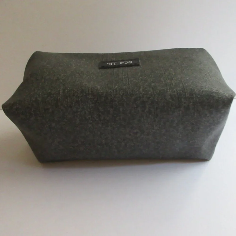 TUMI Delta Air Travel Cosmetic Makeup Case Bag Eye Mask Gray Amenity Kit Zip Top